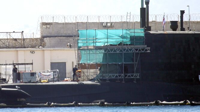El submarino 'Ambush', fondeado en Gibraltar para ser reparado después de chocar con un mercante en 2016.