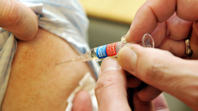 Salud recomienda la vacunación contra la gripe a los grupos de riesgo.
