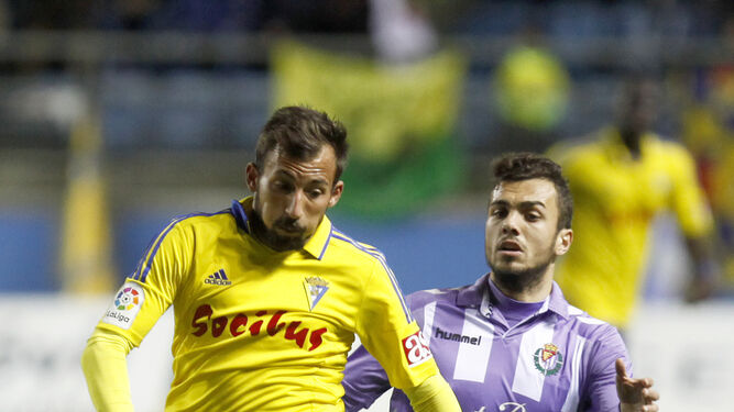 Aitor García trata de avanzar con el balón perseguido por un jugador del Valladolid.
