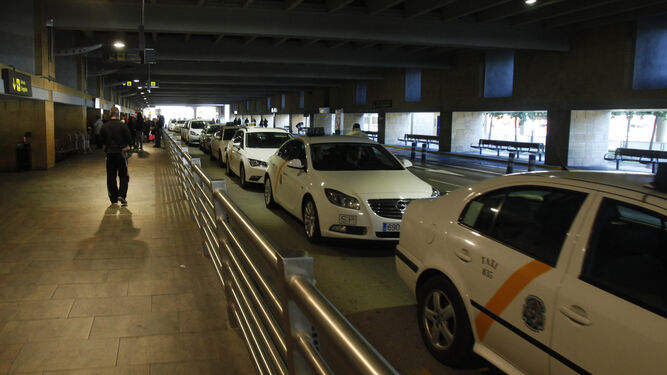 Taxis en la parada del aeropuerto.