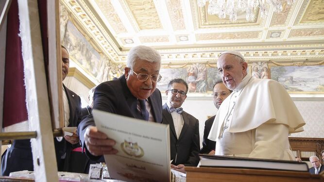 Mahmud Abás y el papa Francisco durante la audiencia que mantuvieron ayer en el Vaticano para inaugurar la embajada palestina.