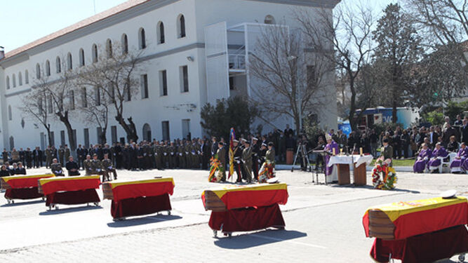 Imagen del funeral de los cinco militares fallecidos en 2011.
