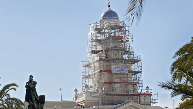 El torreón del Ayuntamiento está cubierto de andamios por las obras de restauración que se están llevando a cabo.