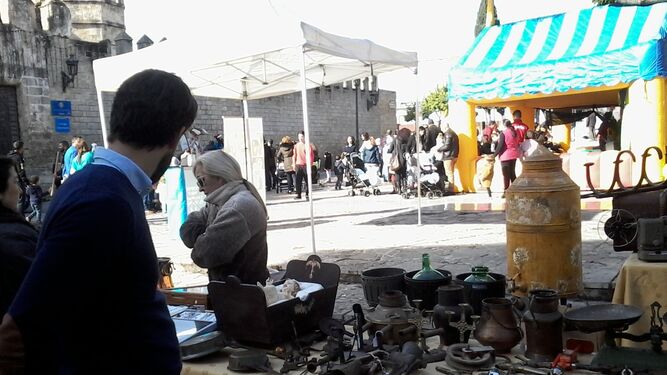 El Mercado de Antigüedades y Coleccionismo, que se celebra cada sábado en la céntrica Plaza del Castillo.