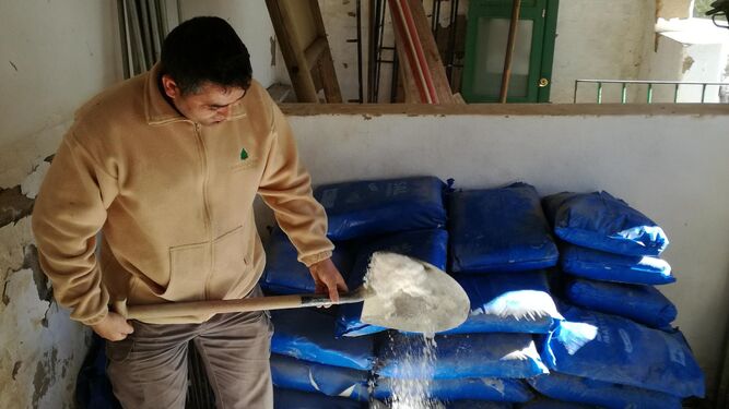 Un empleado municipal de Grazalema hace acopio de sal.