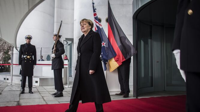 La canciller alemana, Angela Merkel, salía ayer a recibir al primer ministro neozelandés, Bill English, en la Cancillería de Berlín.
