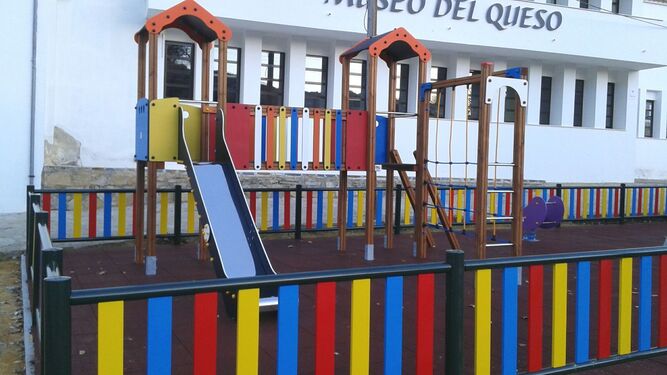 Mejora del parque infantil en Villaluenga.