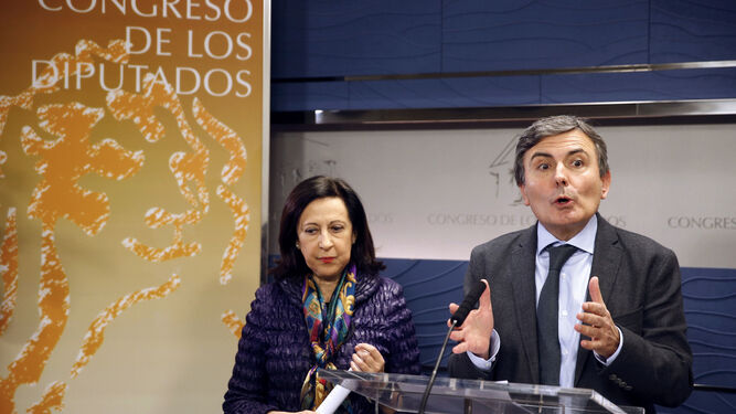 El equipo negociador del PSOE: Pedro Saura y Margarita Robles