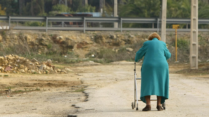Una anciana en situación de dependencia pasea por una zona de Jerez, en una fotografía de archivo.