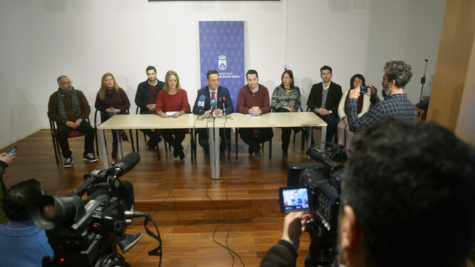 El equipo de gobierno de PSOE e IU, al completo el pasado miércoles en la rueda de prensa de presentación.