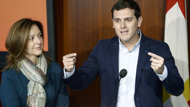 Albert Rivera ofreció ayer una rueda de prensa en el Ayuntamiento de Barcelona acompañado por Carina Mejías.