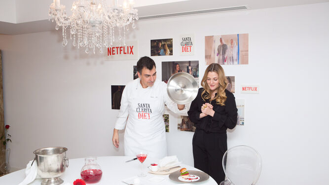 Freixa descubre uno de los platos de su menú, dominado por el color rojo, creado en honor del nuevo personaje de Drew Barrymore en una serie de Netflix.