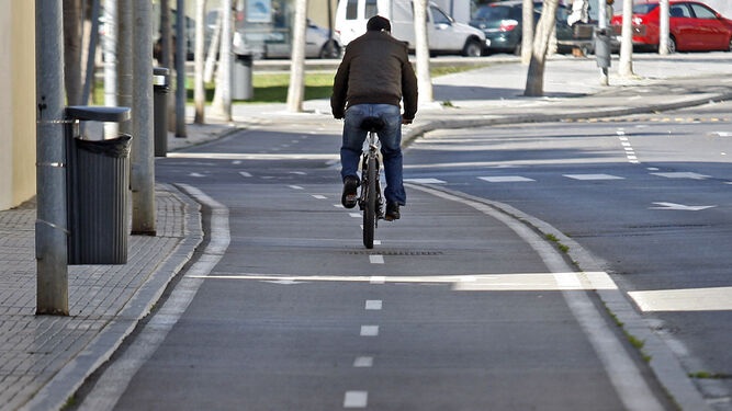 Una persona usa uno de los carriles bici de la ciudad.
