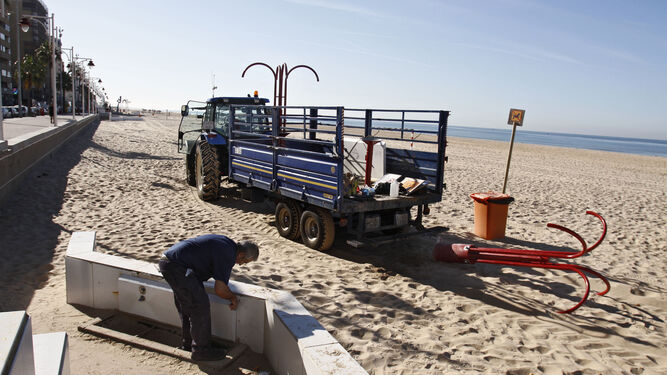 Uno de los tractores transporta algunos materiales en la playa Victoria.