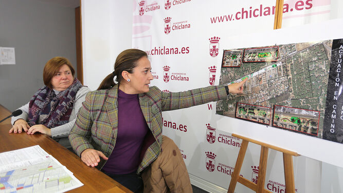 Ana González explica el proyecto junto a Cándida Verdier.