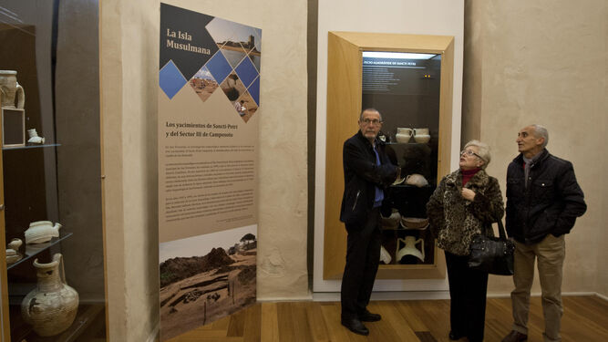 Expositores con restos almohades y almorávides, en el nuevo museo del Castillo de San Romualdo.