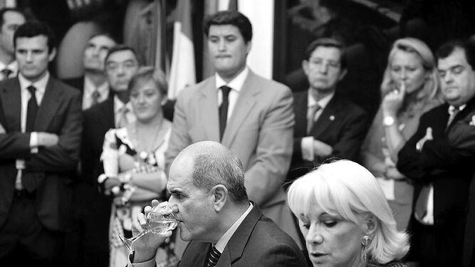Manuel Chaves y Teófila Martínez, con los entonces concejales detrás, ofrecen la rueda de prensa posterior a su encuentro hace ahora diez años.