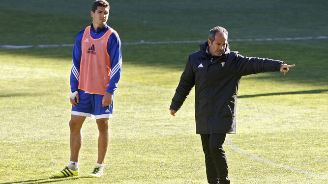 Álvaro Cervera hace una indicación ante la atenta mirada de Garrido, que tampoco podrá jugar hoy.