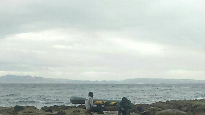 Dos de los inmigrantes que se salvaron, ayer en la costa de Tarifa.