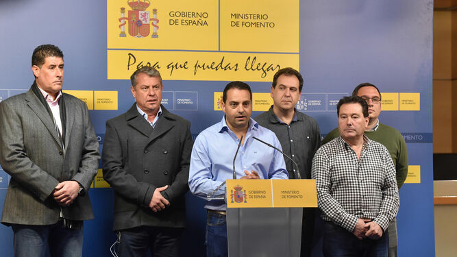 Antolín Goya, junto a representantes sindicales de la estiba, ante los medios de comunicación tras la reunión con Fomento.