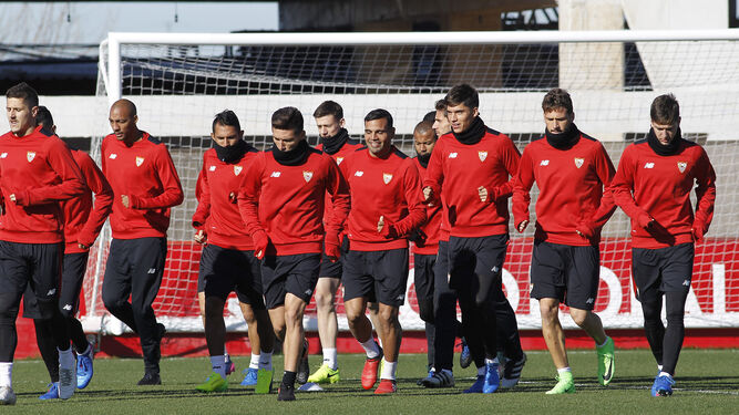 Los jugadores del Sevilla, con el debutante goleador Correa en el centro, realizan carrera continua.