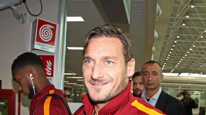 Francesco Totti, capitán y gran ídolo de la Roma, antes de embarcar.