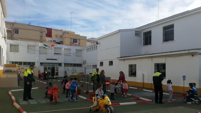 Circuito de seguridad vial instalado en el colegio Las Cortes, que un grupo de alumnos recorre a dos ruedas.
