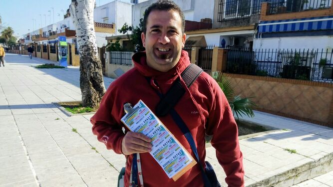 Alfonso Sánchez, el cuponero que vendió el número premiado, en la barriada El Palomar