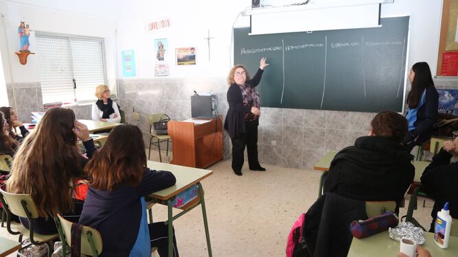 Carmen Zurita, impartiendo el taller de diversidad afectivo-sexual en el colegio de las Salesianas.