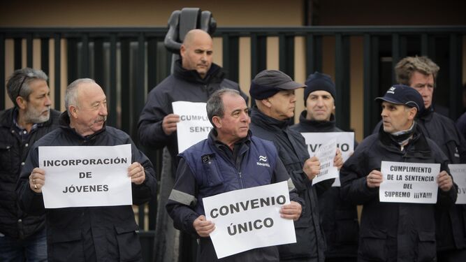 Protesta de los trabajadores de Navantia San Fernando, ayer en las puertas de la factoría.