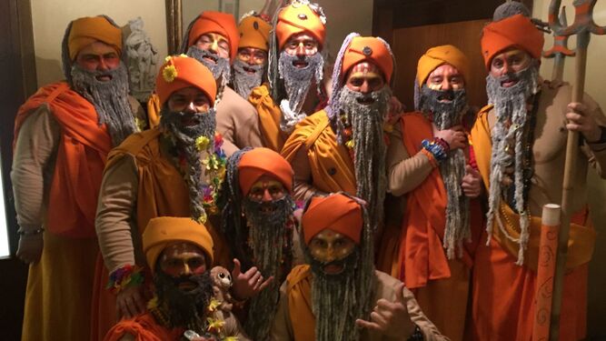 Los chirigoteros  de 'Araka los Chakras' preparados para el Carnaval.