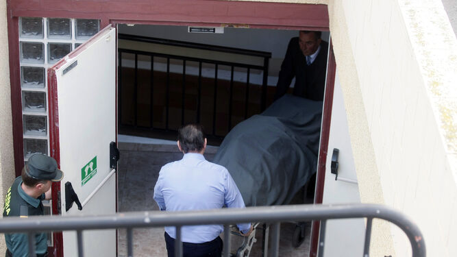 Operarios trasladan el cuerpo de la mujer británica muerta en una residencia de Alicante