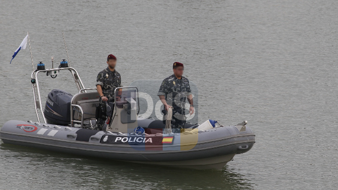 Policías buscando a Marta en el Río.
