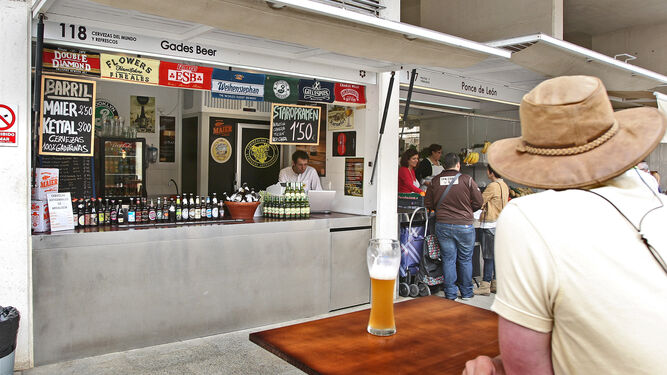 Un cliente degusta una cerveza en uno de los puestos del Rincón Gastronómico del Mercado, en una imagen de archivo.