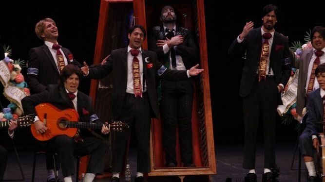 La chirigota del Bizcocho, 'No te vayas todavía', es la revelación del presente Concurso del Gran Teatro Falla.