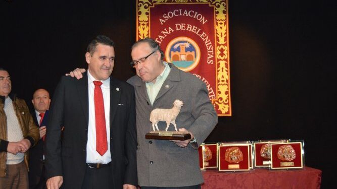 El presidente de la Asociación de Belenistas de Cádiz José Morales, con el presidente de la Asociación de Belenes de El Puerto de Santa María, Vicente Rodríguez.