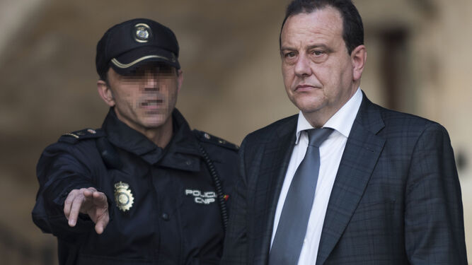 El fiscal Pedro Horrach  a su salida de la Audiencia de Palma.