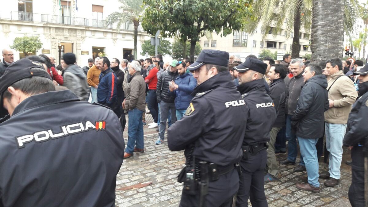 El juicio ha generado expectación a las puertas del edificio, situado en la avenida alcalde Álvaro Domecq