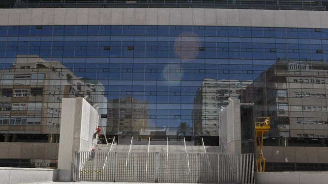 Fachada acristalada de la Tribuna del estadio Ramón de Carranza, que sigue un mes más sin encontrar un inversor interesado en construir un hotel.