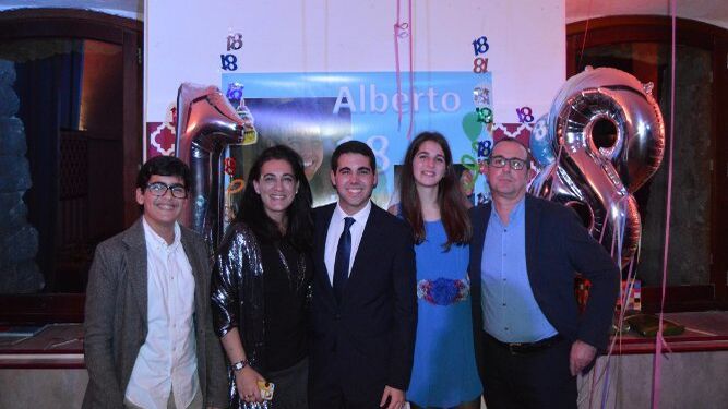 El anfitrión Alberto Romero con sus padres Yolanda Vallejo y Alberto Romero y sus hermanos Juan Pablo y Yolanda Vallejo.