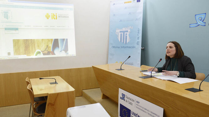 La diputada encargada de la Oficina de la ITI, Ana Carrera, ayer durante la presentación de la web.