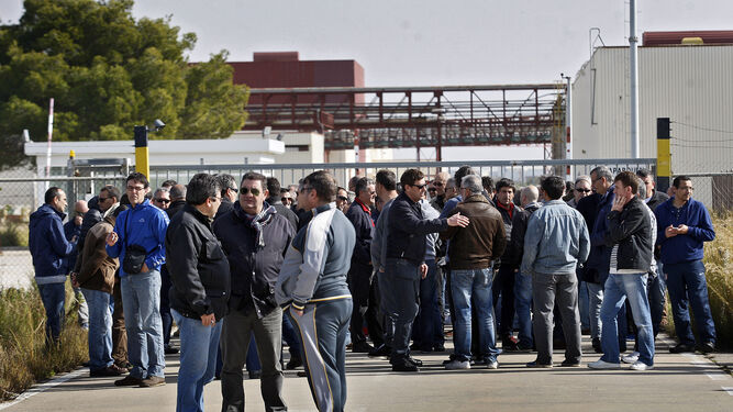 Un momento de la concentración de antiguos trabajadores de Delphi a las puertas de la fábrica de Puerto Real.