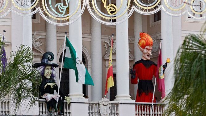 Las figuras del Dios Momo y la Bruja Piti fueron colocadas en la tarde de ayer en el balcón del Ayuntamiento.