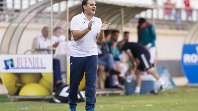 El entrenador del San Fernando, Ñoño Méndez, anima a sus jugadores desde la banda durante un partido de Liga.