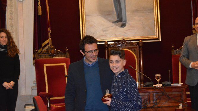 El alcalde con el pregonero infantil José Ángel Horillo.