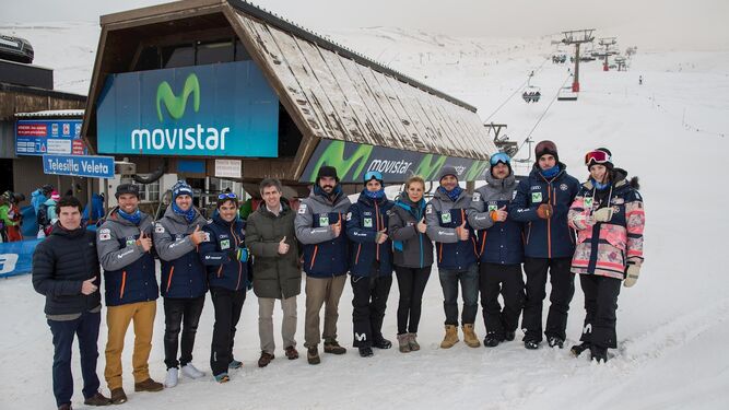 Miembros de los equipos nacionales de deportes de invierno, tras la presentación del acuerdo con Movistar.
