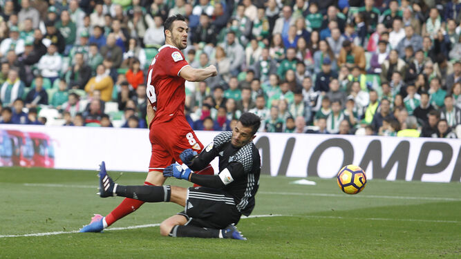 Momento en el que Iborra consigue superar a Adán para marcar el gol de la victoria sevillista.