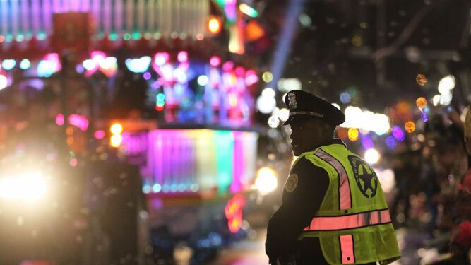 Un policía vigila en el desfile de Mardi Gras de Nueva Orleans.