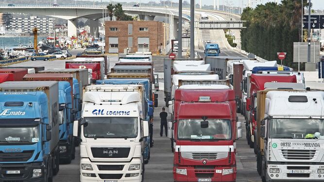 Camiones haciendo cola en el puerto de Algeciras, el cuarto más importante de Europa.