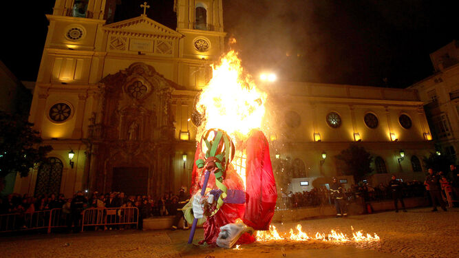 La quema del Gran Momo del Carnaval 2012 en la plaza de San Antonio.